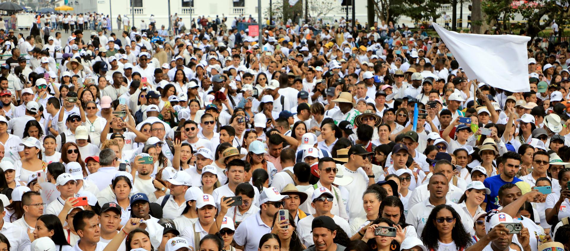 Las personas que marcharon a favor de la paz este viernes en Popayán.