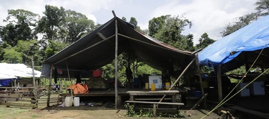 Migrantes de diferentes nacionalidades cruzan un campamento en medio de un operativo este sábado en plena selva del Darién.