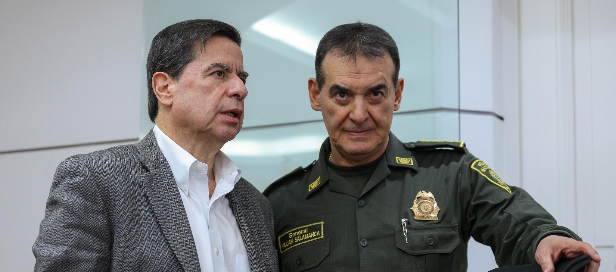 El ministro del Interior, Juan Fernando Cristo, y el director de la Policía, general William René Salamanca.