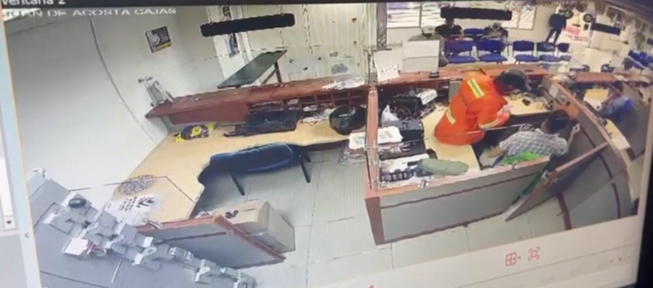 Momento en que uno de los ladrones se apoderaba del dinero. 