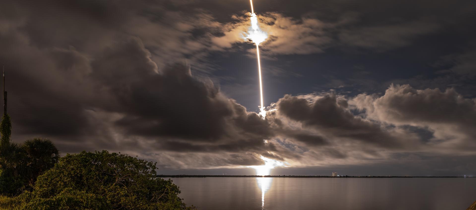 La misión Polaris Dawn despega en un cohete Falcon 9 de SpaceX desde el Complejo de Lanzamiento 39A del Centro Espacial Kennedy en Cabo Cañaveral, Florida.