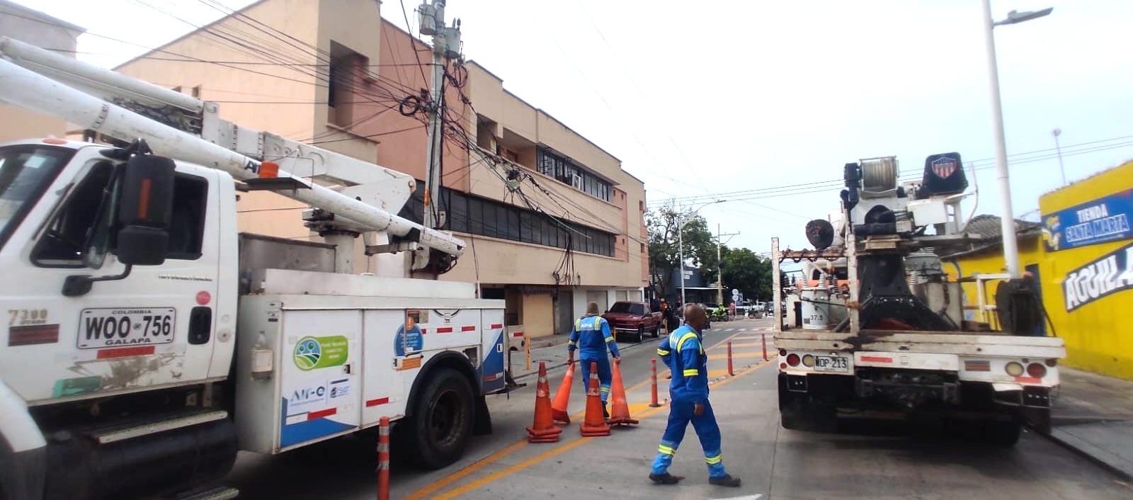 Operarios de Air-e en labores de reparación. 