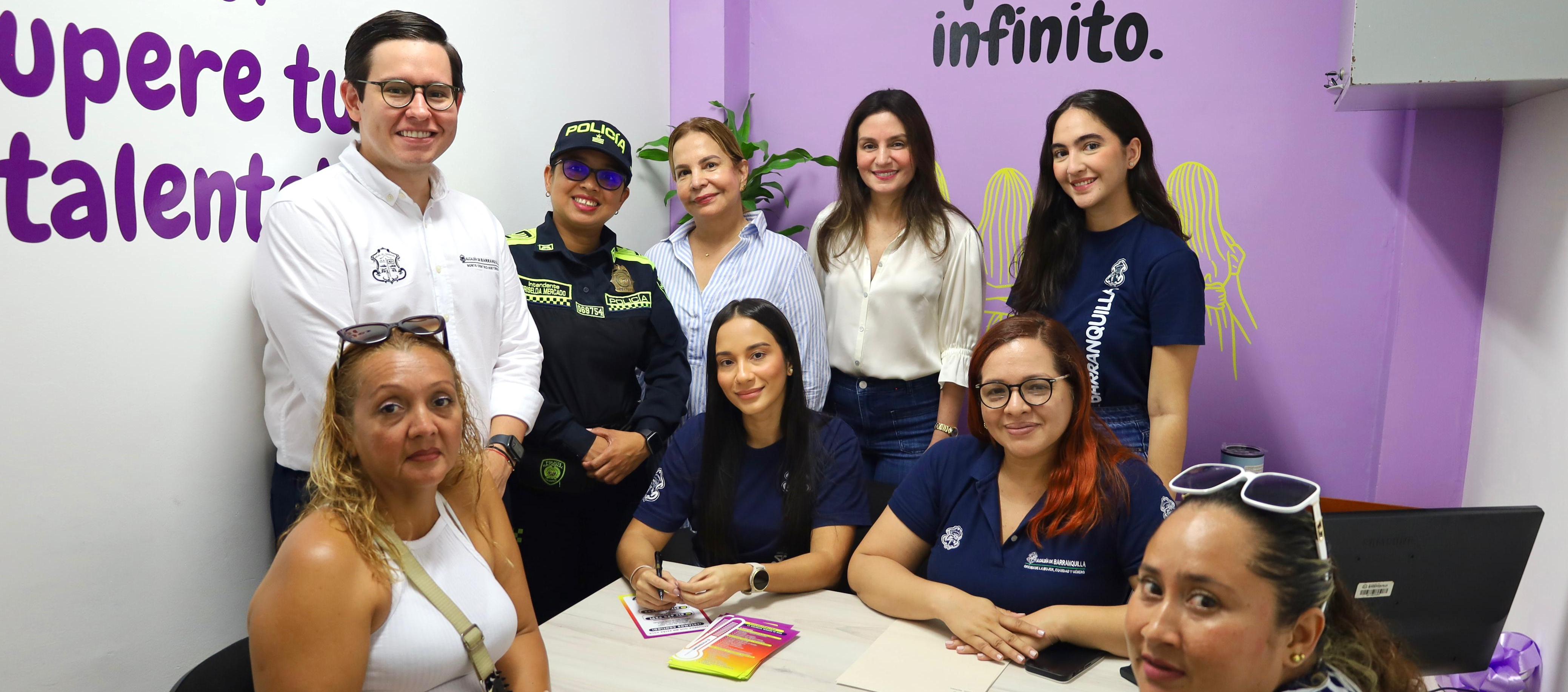La primera dama del Distrito Katia Nule, el Alcalde de la localidad Norte Centro Histórico Laurian Puerta Ruiz y funcionarios del Distrito y Policía durante la inauguración del nuevo punto de la Oficina de la Mujer.