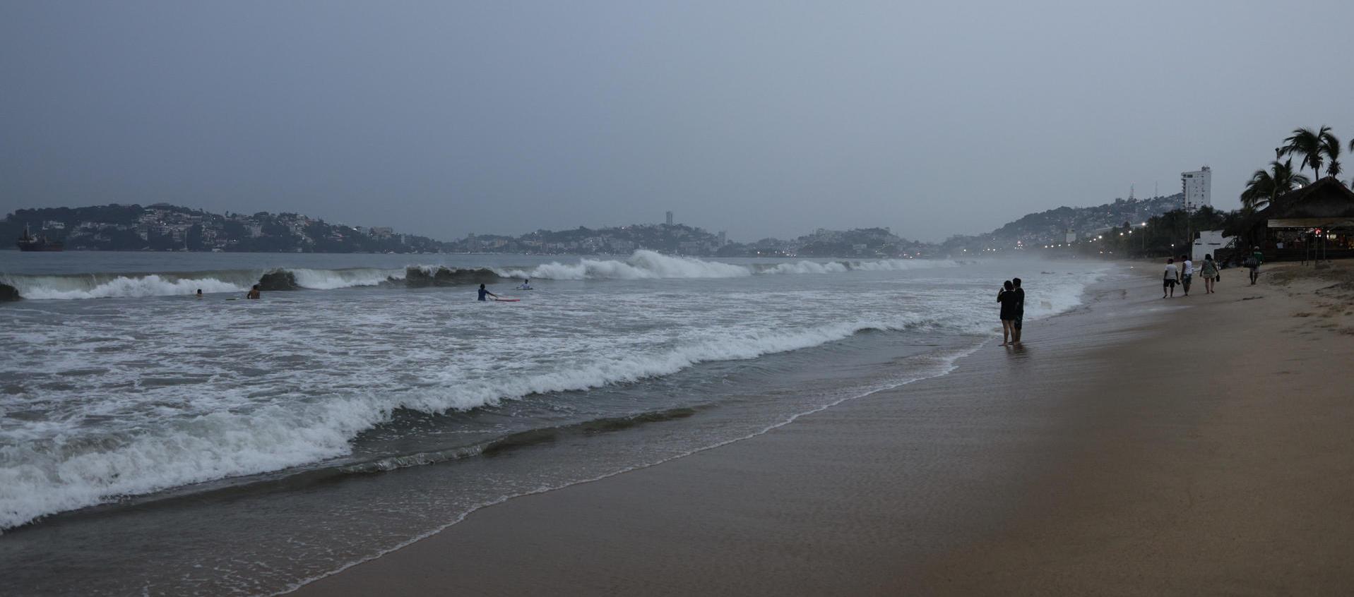 Fuerte oleaje producido por el huracán en la ciudad turística de Acapulco. 
