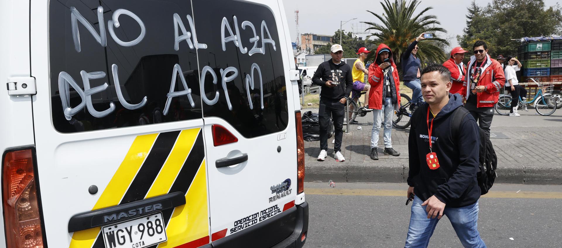 El gremio transportador bloqueo vías este martes en varias zonas del país. 