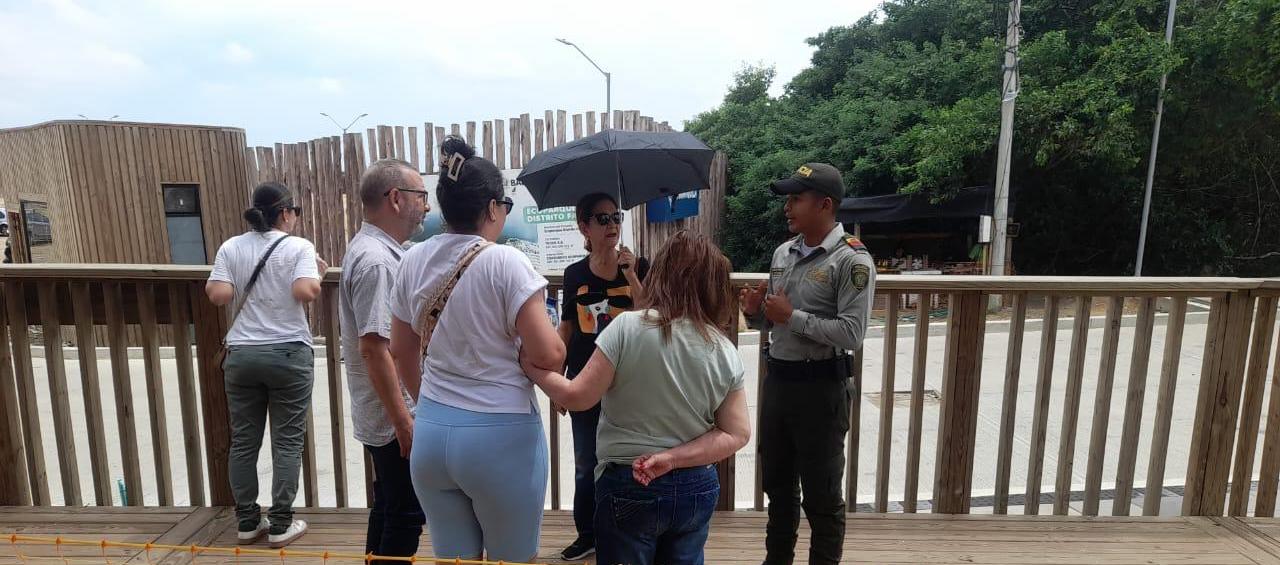 La Policía de turismo realizando charlas a visitantes en la Ciénaga de Mallorquín. 