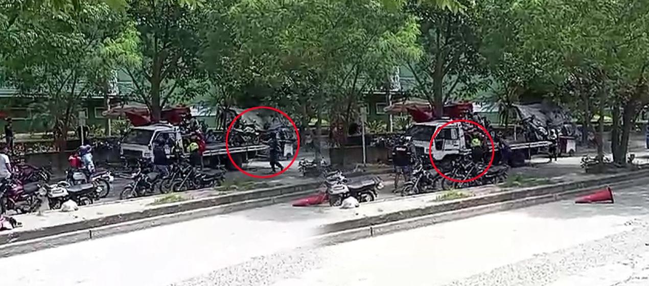 Momento en que vandalizan grúas.