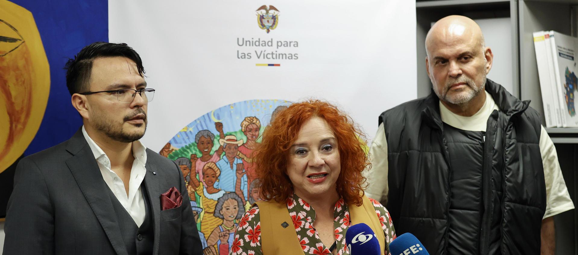 El director de la Agencia Nacional de Tierras, Felipe Harman (i), la directora de la Unidad para las Víctimas, Lilia Solano, y el excomandante paramilitar Mancuso. 