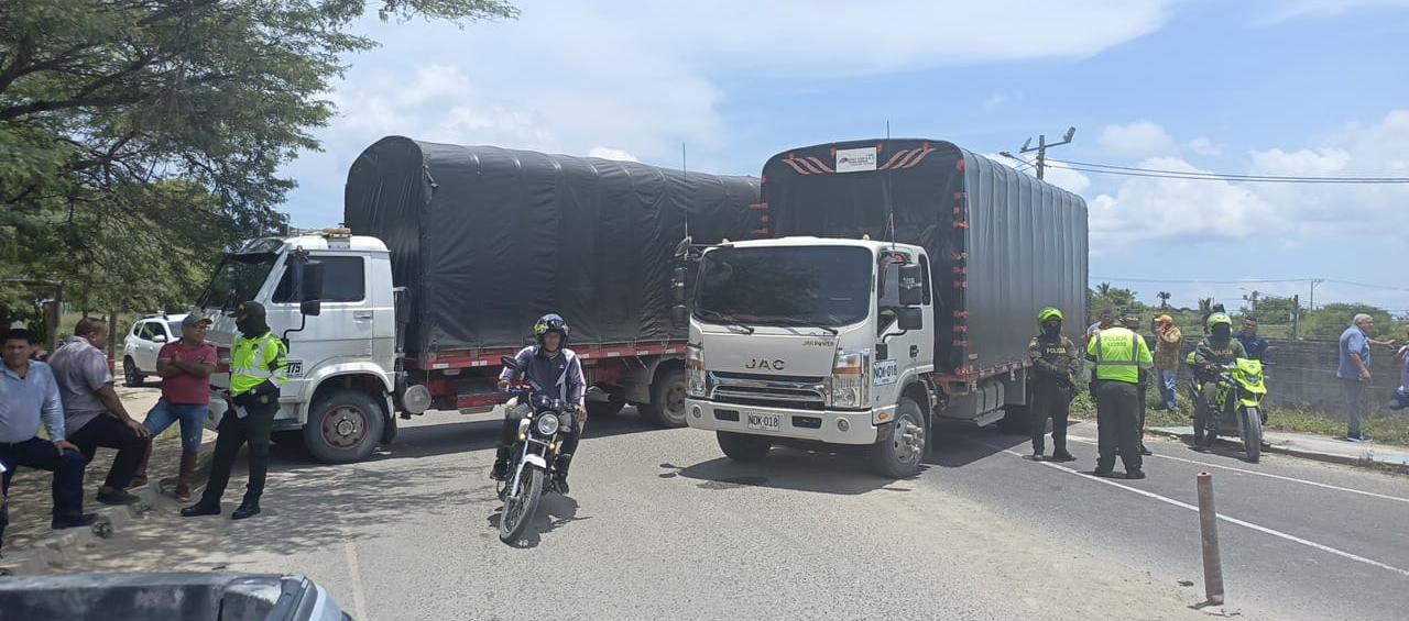 Camiones bloqueando la vía que conecta a Barranquilla con Palermo. 