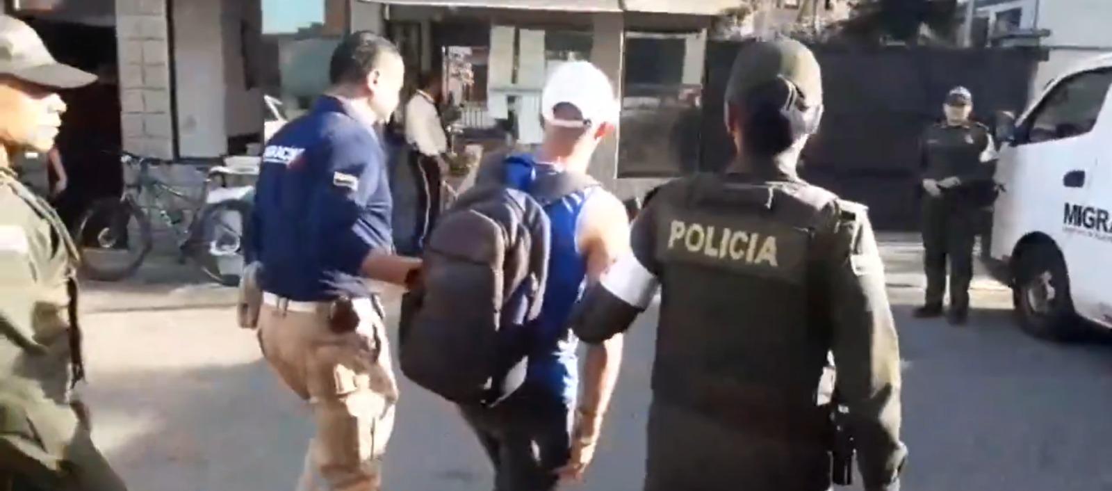 Autoridades con el ciudadano israelí.