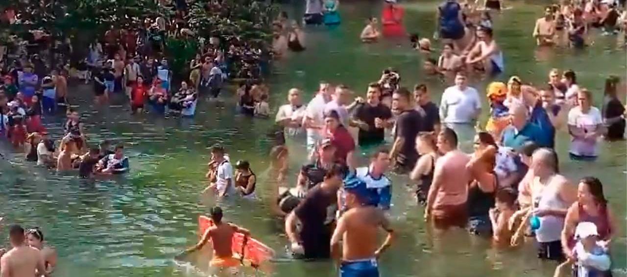 Los lesionados tuvieron que ser evacuados en camilla en medio del rio.
