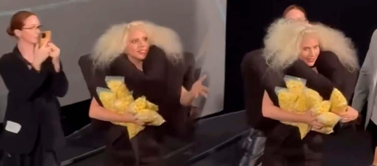 Lady Gaga entregando palomitas de maíz a sus seguidores. 