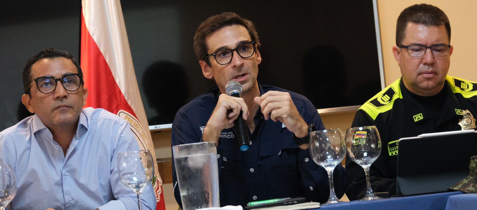 Pedro Lemus, Gobernador encargado y Secretario General del Atlántico; José Luque, Secretario de Interior y Coronel Dave Figueroa, Comandante operativo de la Policía Metropolitana de Barranquilla.