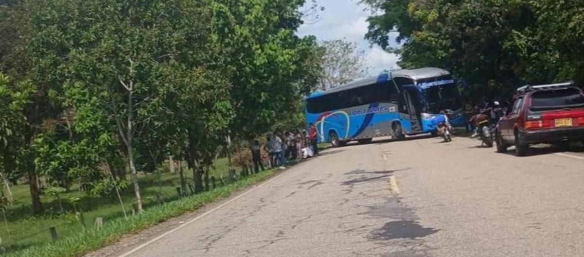 El bus que fue atravesado en la vía por guerrilleros del ELN. 