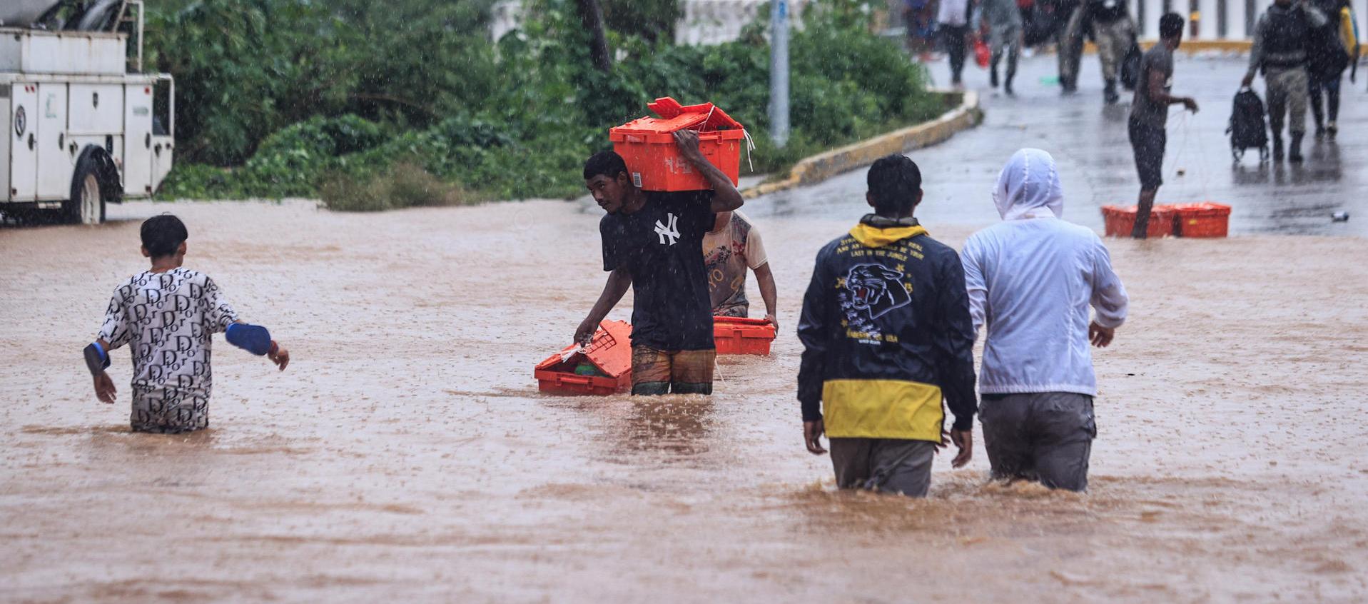 Personas afectadas por el ciclón John.