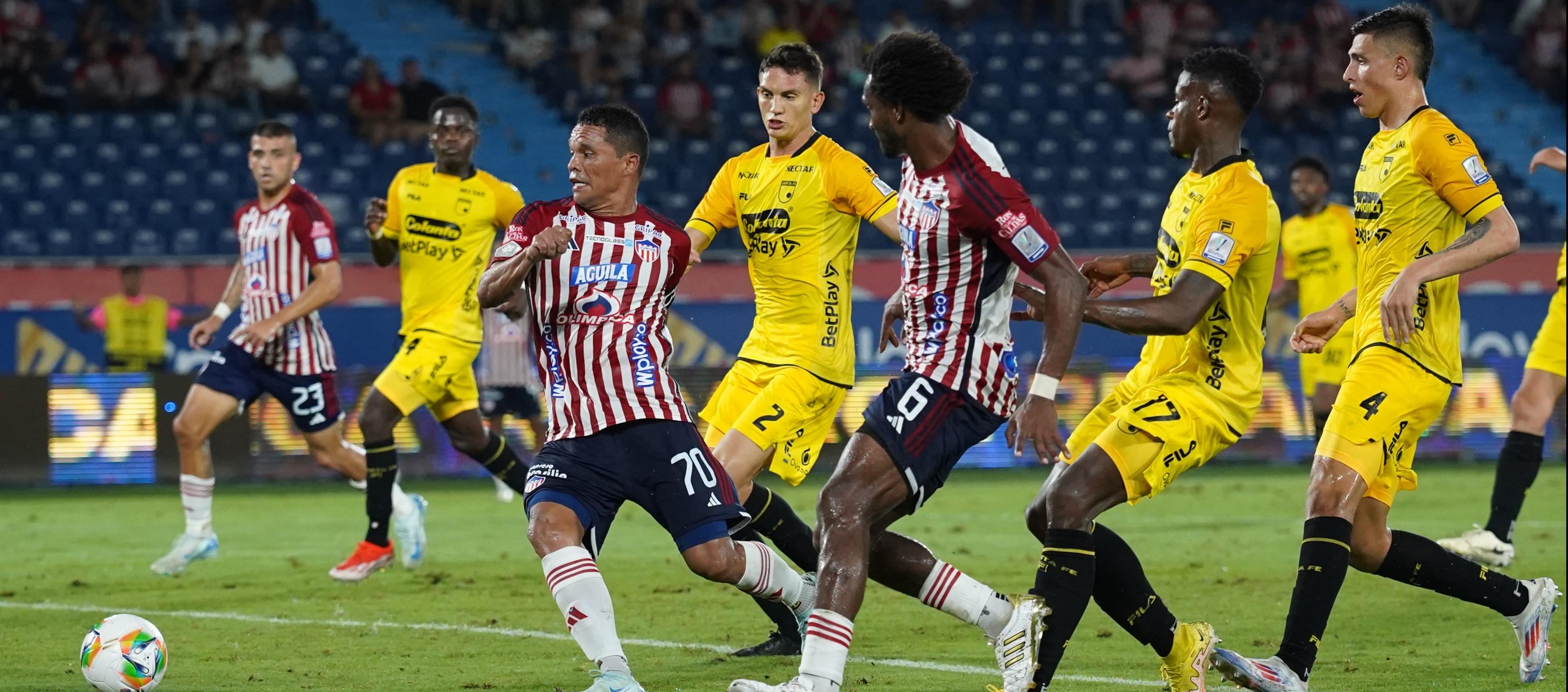 Carlos Bacca en uno de los ataques de Junior sobre la portería de Santa Fe. 