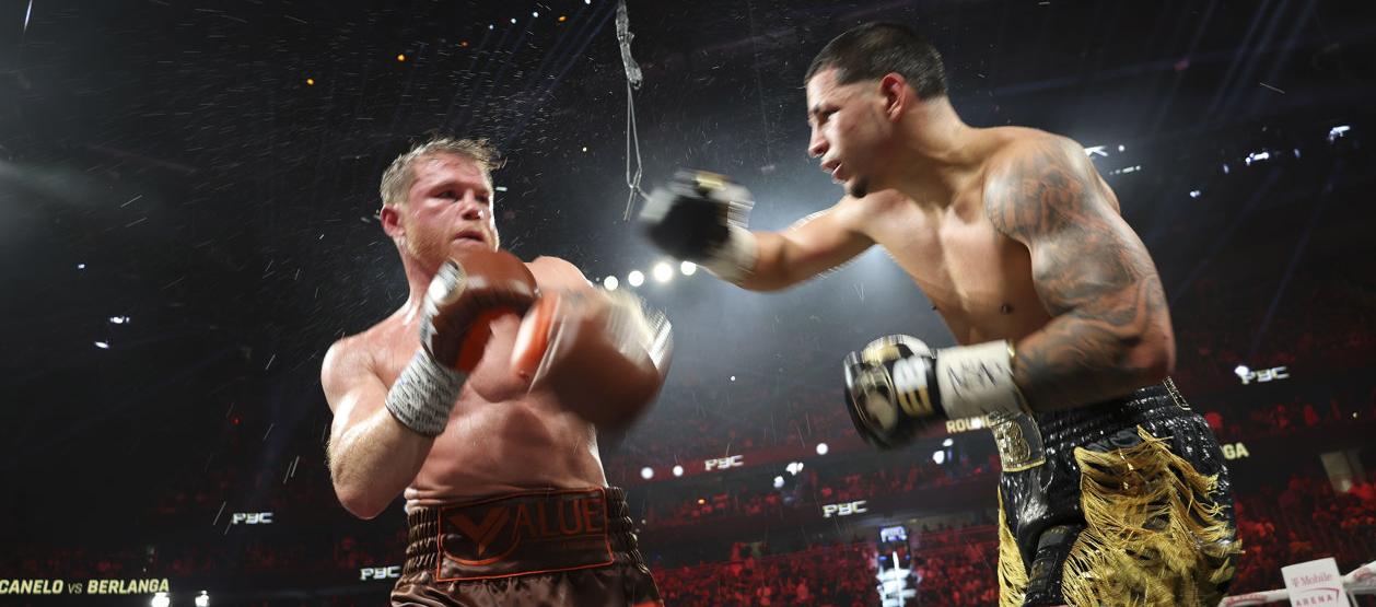 Saúl 'Canelo' Álvarez durante su pelea con el puertorriqueño Édgar Berlanga.