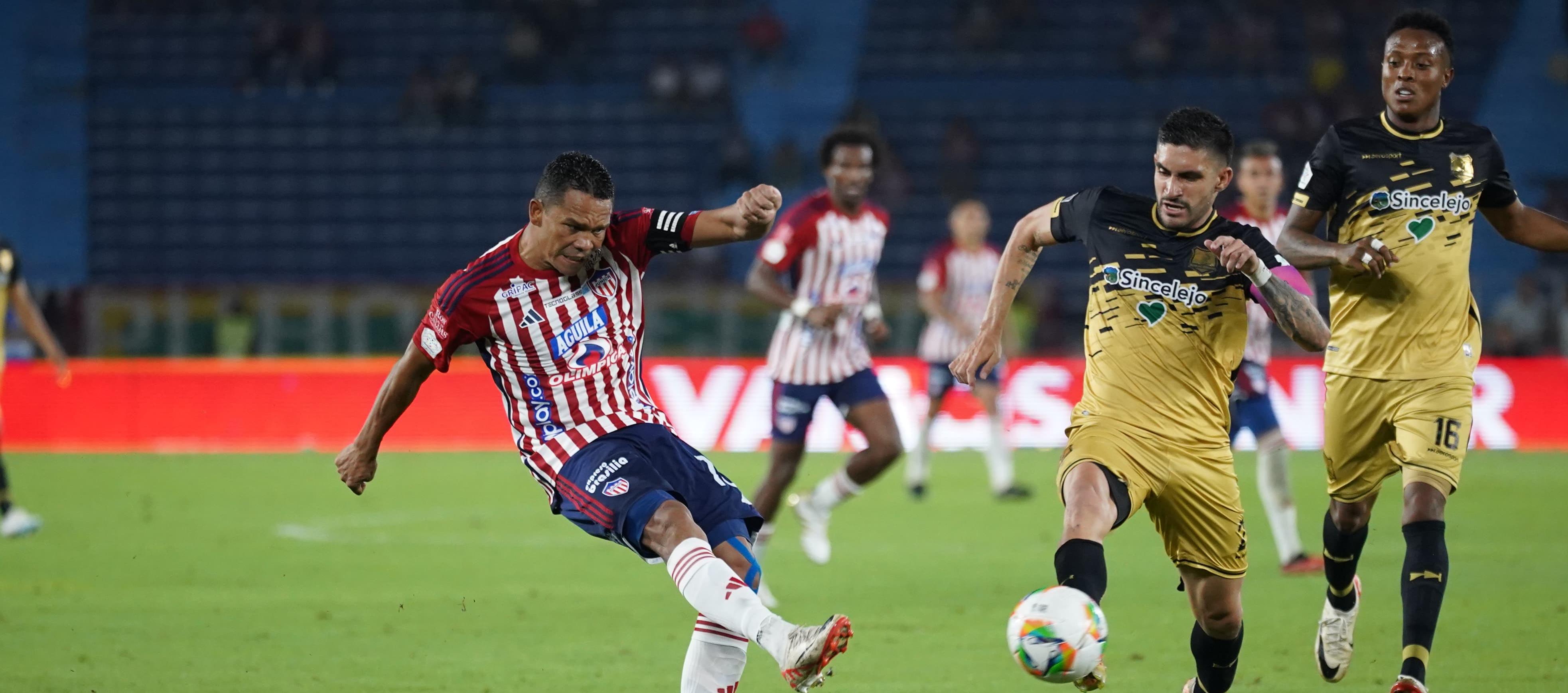 Guillermo Celis intenta interponerse en un remate de Carlos Bacca.