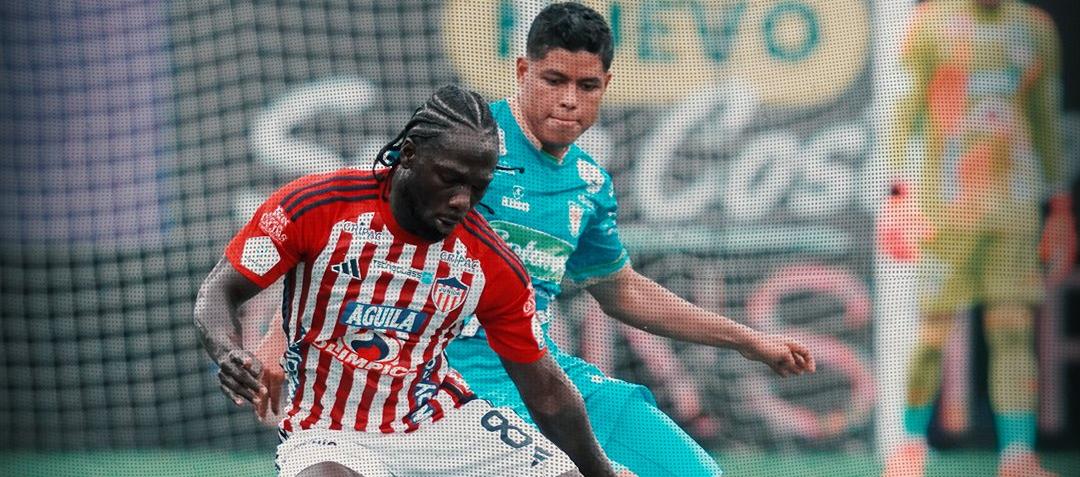 Yimmi Chará protege la pelota ante la marca de Enrique Serje.