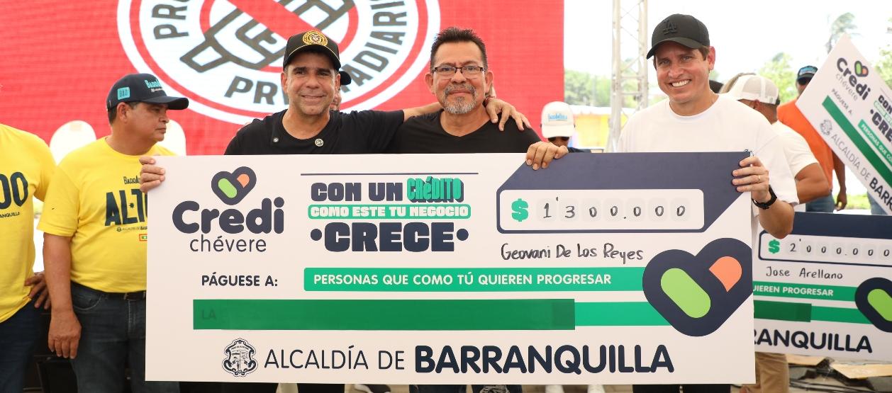 El Alcalde Char entregando uno de los créditos.