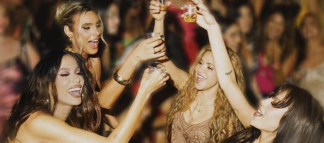 Shakira al lado de Danna Paola, Anitta, Winnie Harlow y Lele Pons.