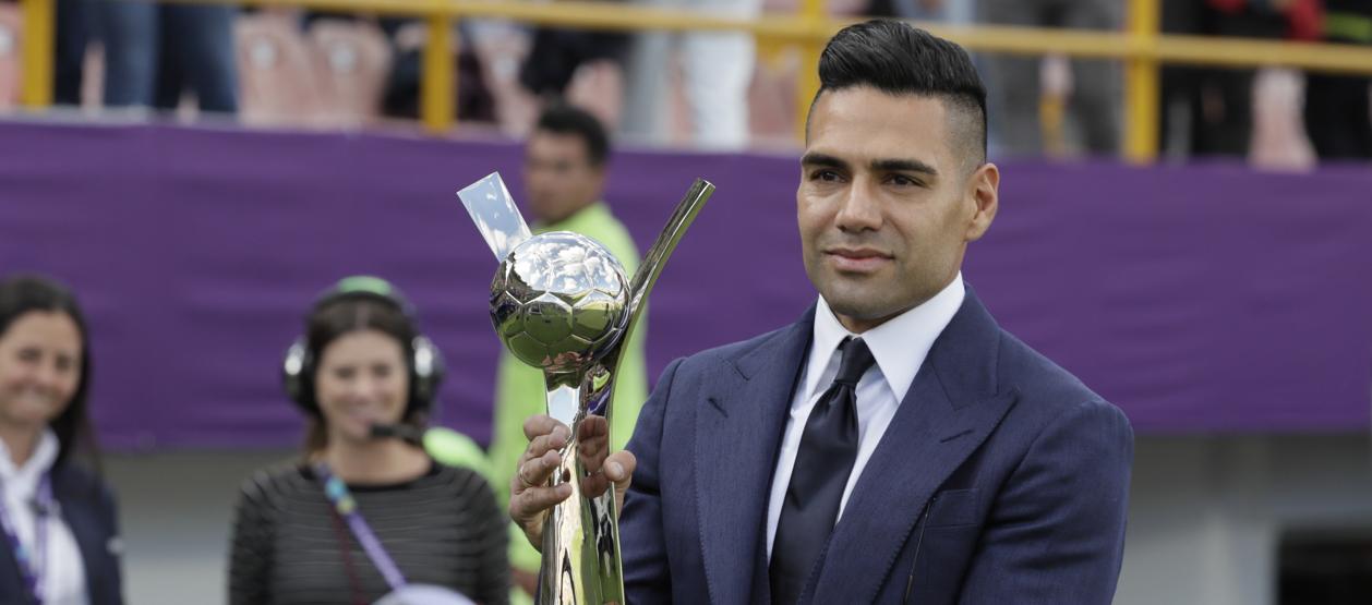 Falcao García exhibe el trofeo que será entregado al campeón del Mundial femenino sub-20. 