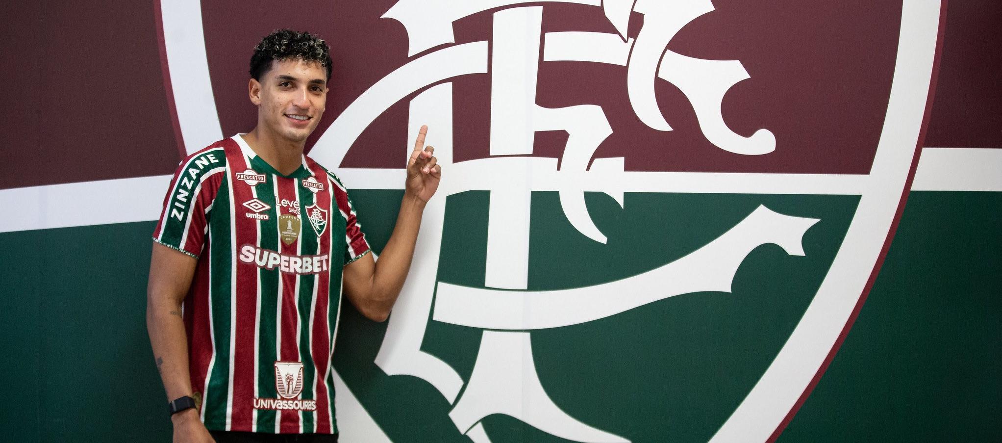 Gabriel Fuentes posando con la camiseta de su nuevo equipo. 