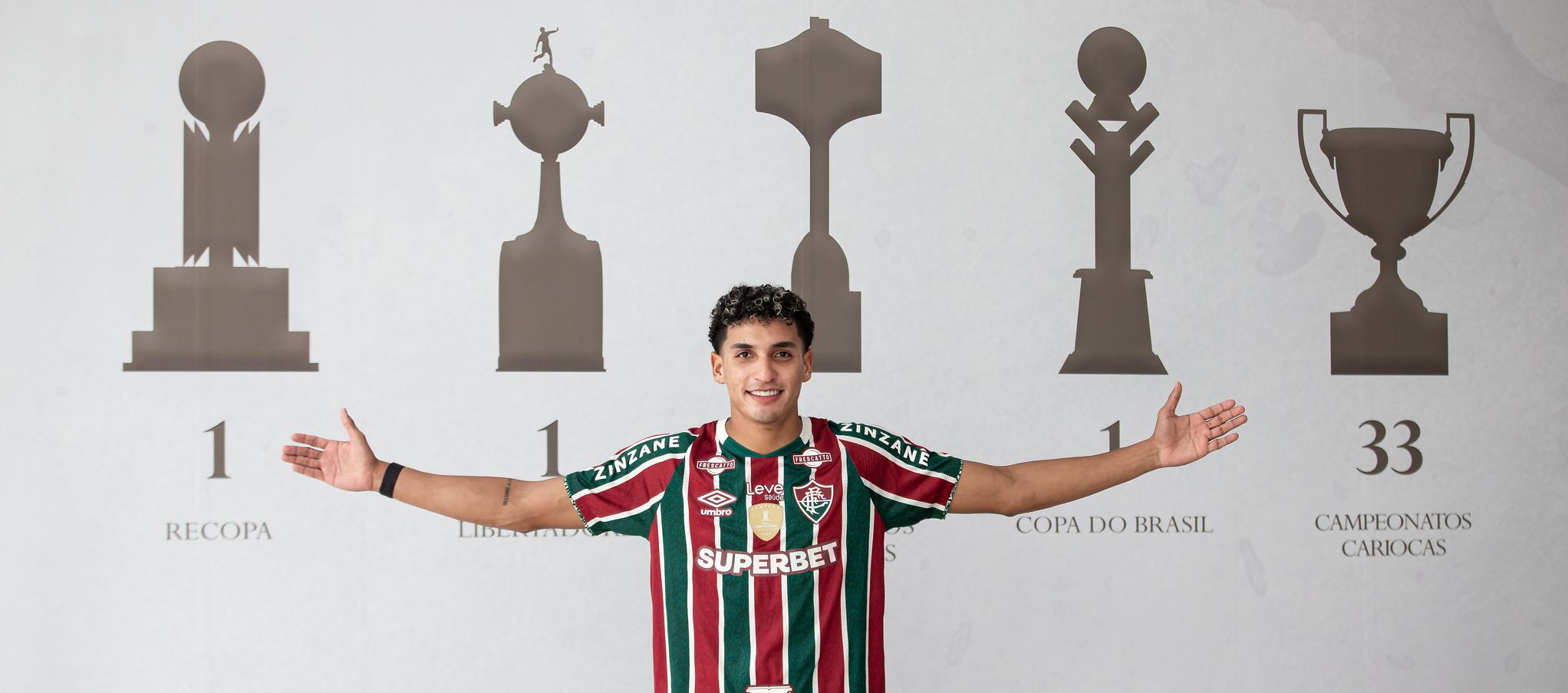 Gabriel Fuentes en el muro que resume los títulos logrados por Fluminense.