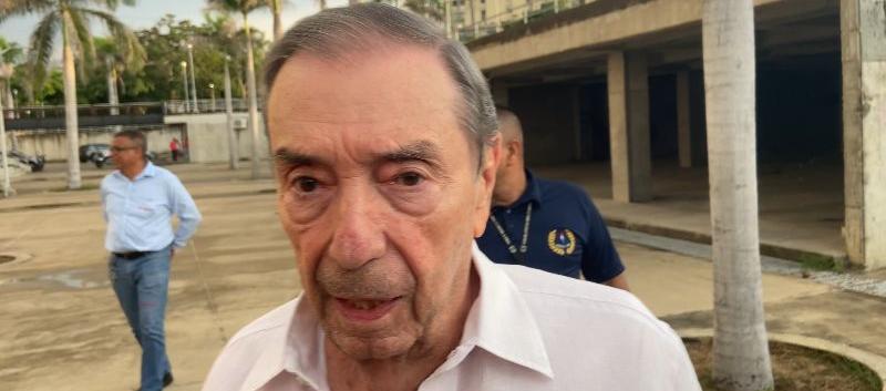 Fuad Char a su llegada al Romelio Martínez para presentar al nuevo técnico César Farías a los jugadores.