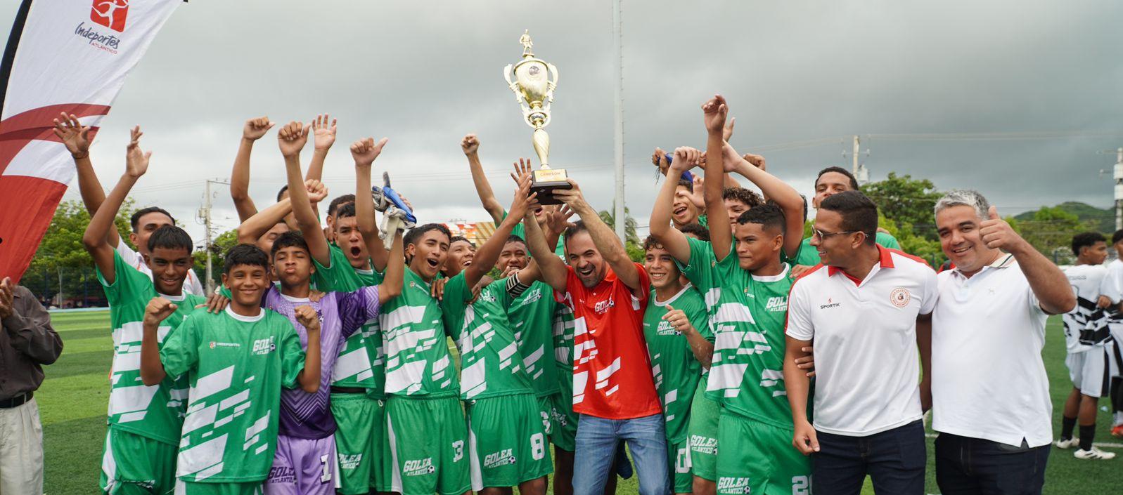 Integrantes de Sabanagrande tras recibir el trofeo de campeón.
