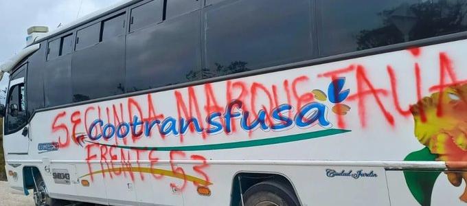 Fotografía del bus con grafiti alusivo al Frente 53 de la 'Segunda Marquetalia'. 