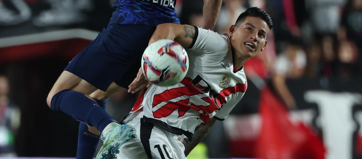 James Rodríguez en acción durante el partido contra el Atlético de Madrid.