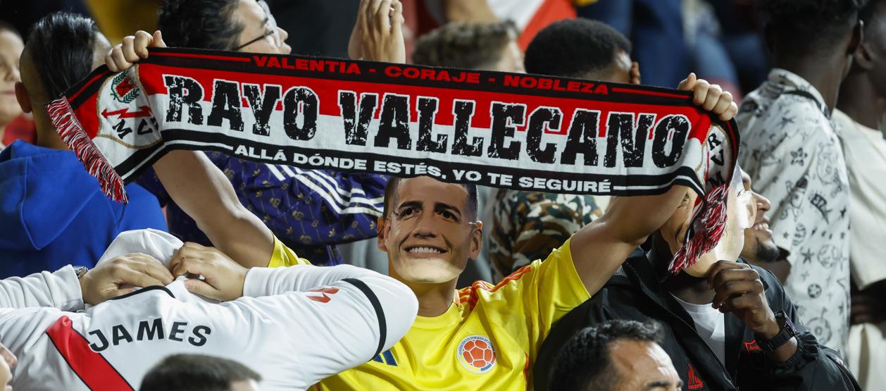 Camisetas de la Selección Colombia y caretas de James Rodríguez en el estadio de Vallecas.