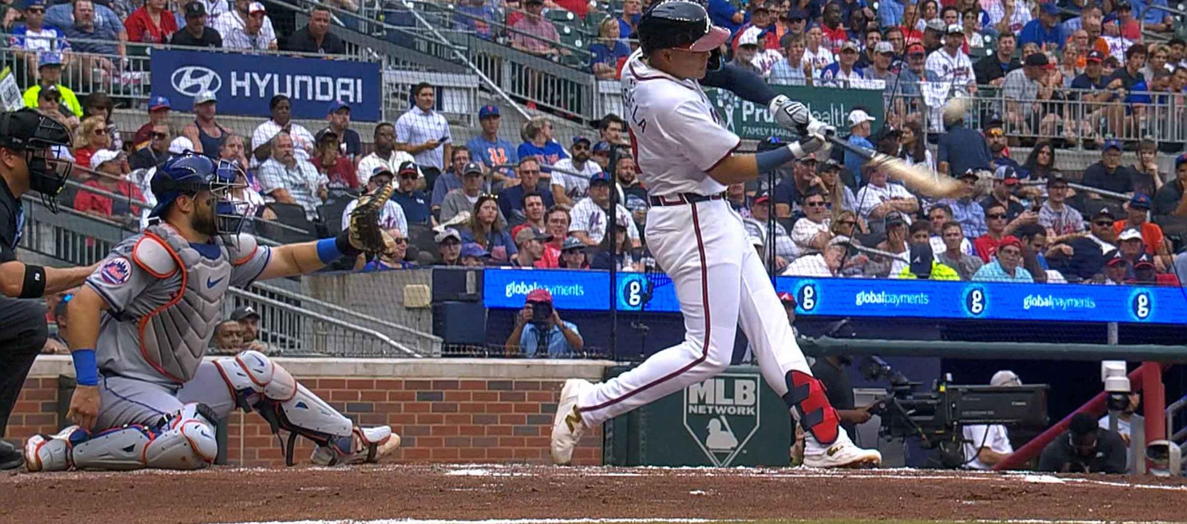 Gio Urshela conecta el sencillo con el que empujó la primera carrera de los Bravos. 