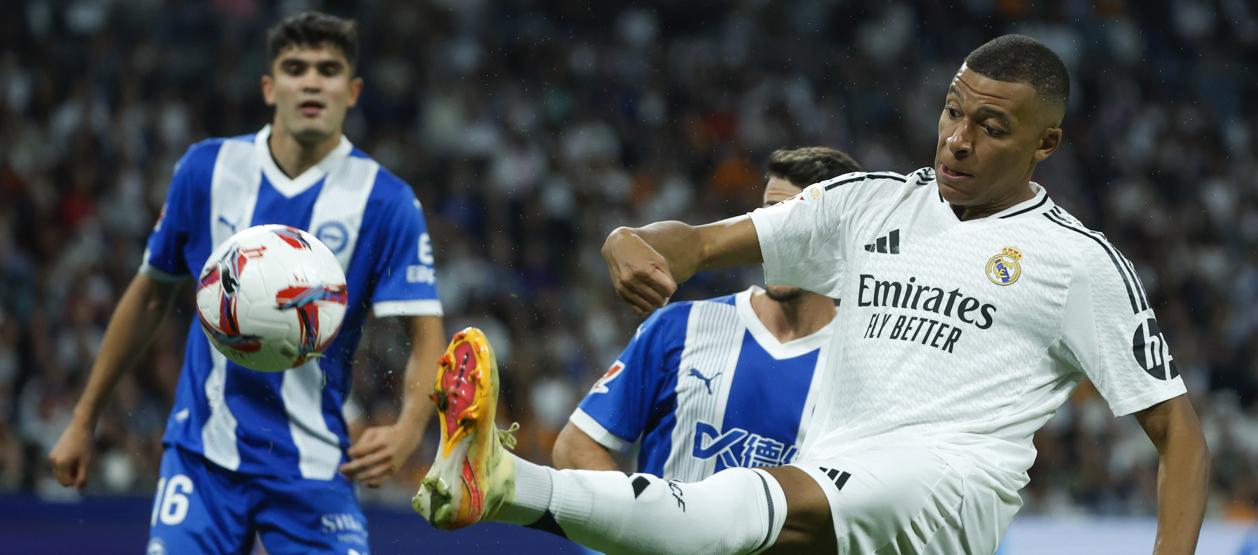 Kylian Mbappé durante el partido del Real Madrid contra Alavés. 