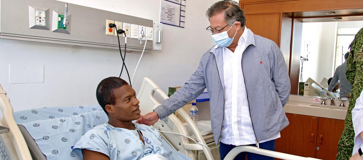 Gustavo Petro visitando a uno de los soldados heridos en el ataque del ELN.
