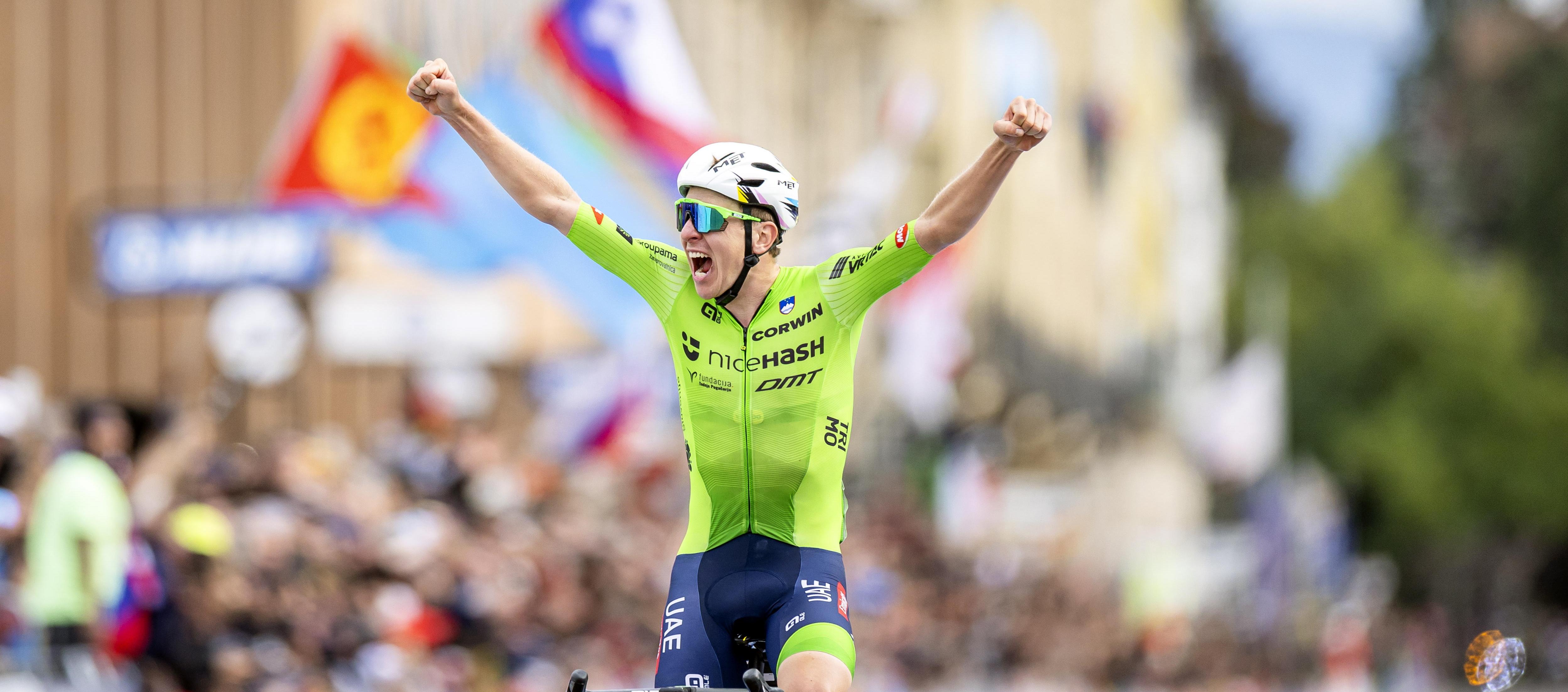 Tadej Pogacar levanta sus brazos en señal de victoria tras cruzar la meta.
