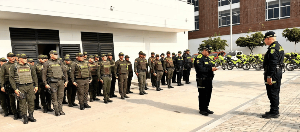 Uniformados de la Policía Mesan. 