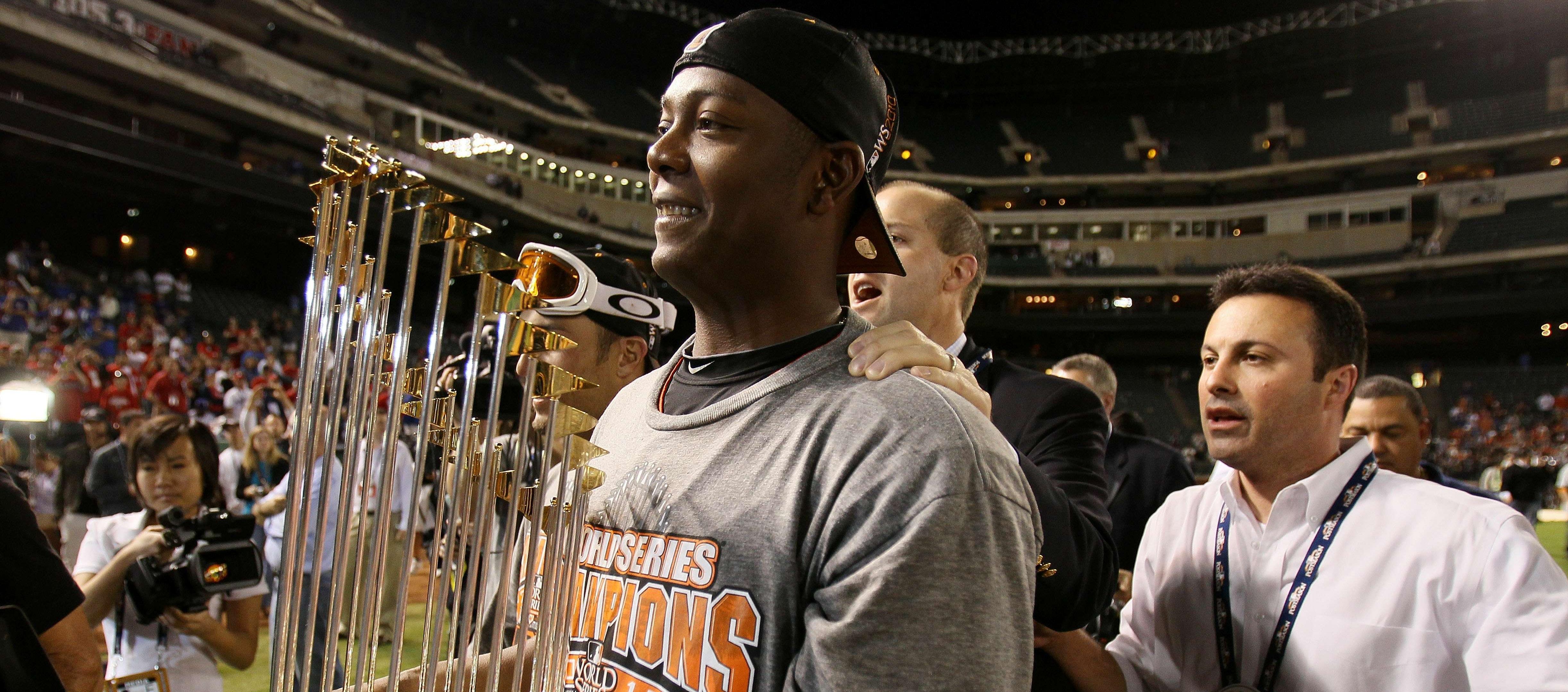 Édgar Rentería con el trofeo de campeón de la Serie Mundial con los Gigantes.
