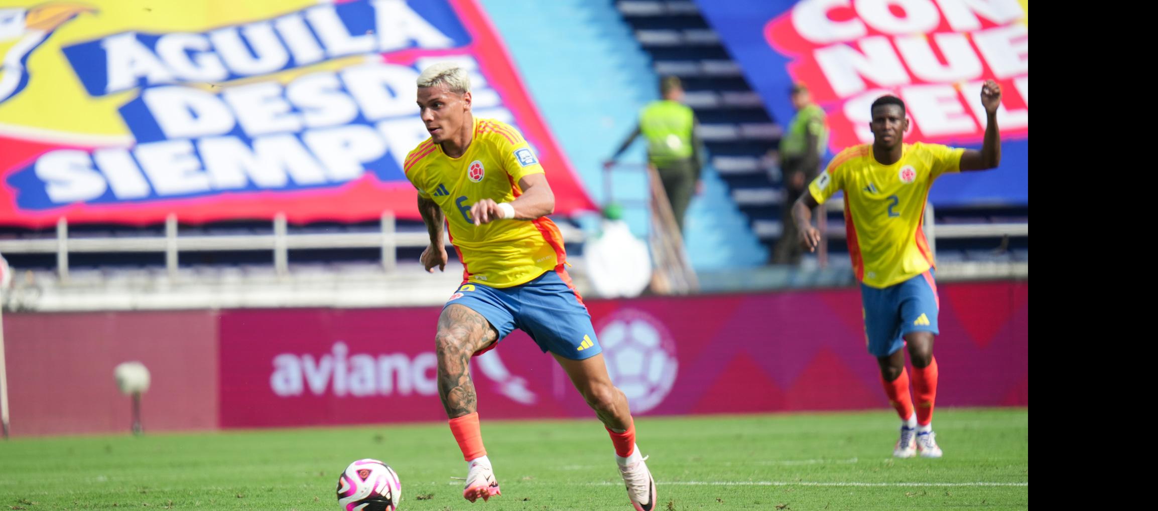 El mediocampoista Richard Ríos durante el partido contra Argentina.