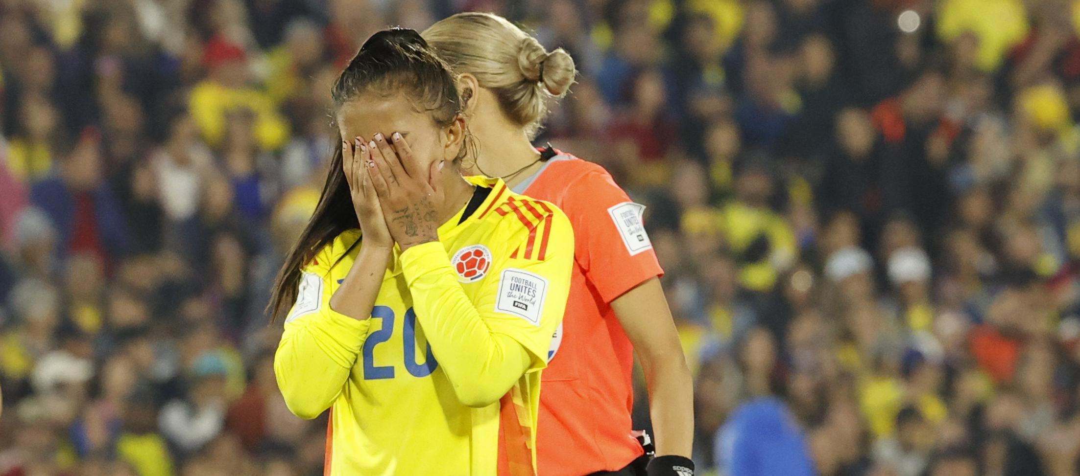 Karla Viancha abandonó entre lágrimas la cancha en el partido contra Australia. 