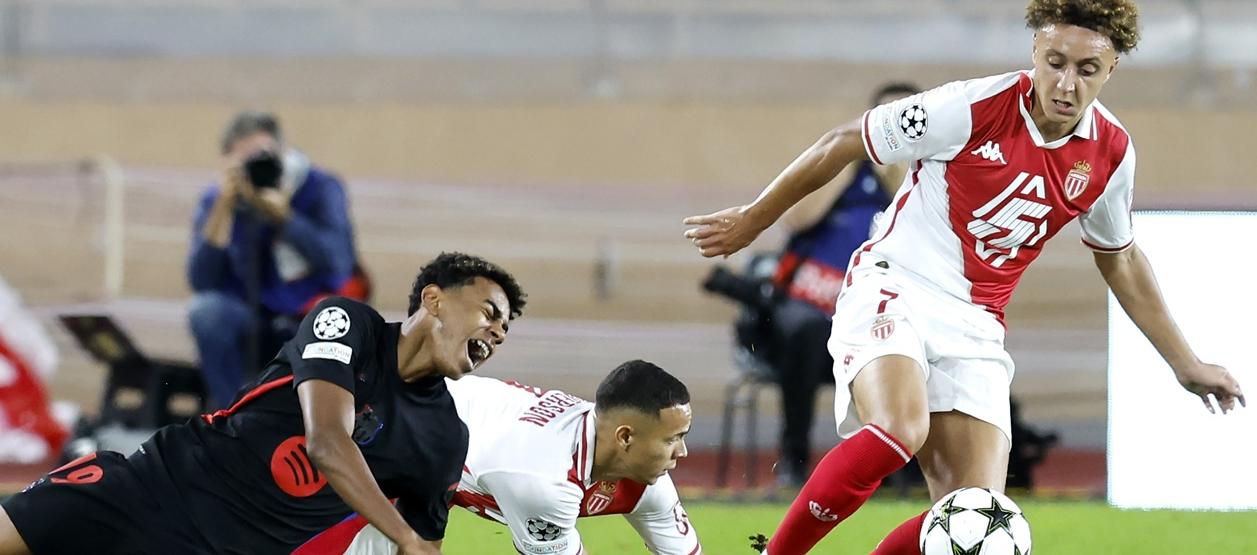 Lamine Yamal, autor del gol del Barcelona, cae tras ser fauleado por Vanderson. 
