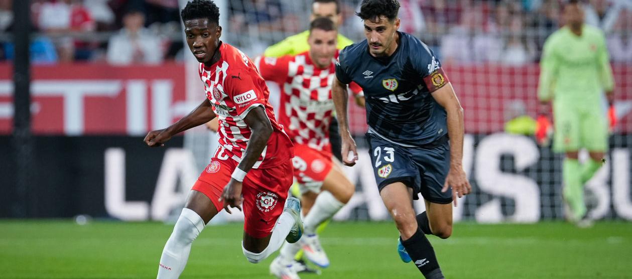 Yáser Asprilla avanza con la marca de Óscar Valentín. 