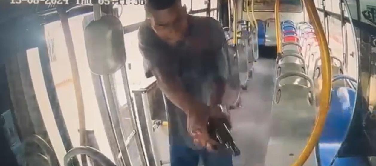 Momento del ataque de 'El soldadito' contra el conductor.