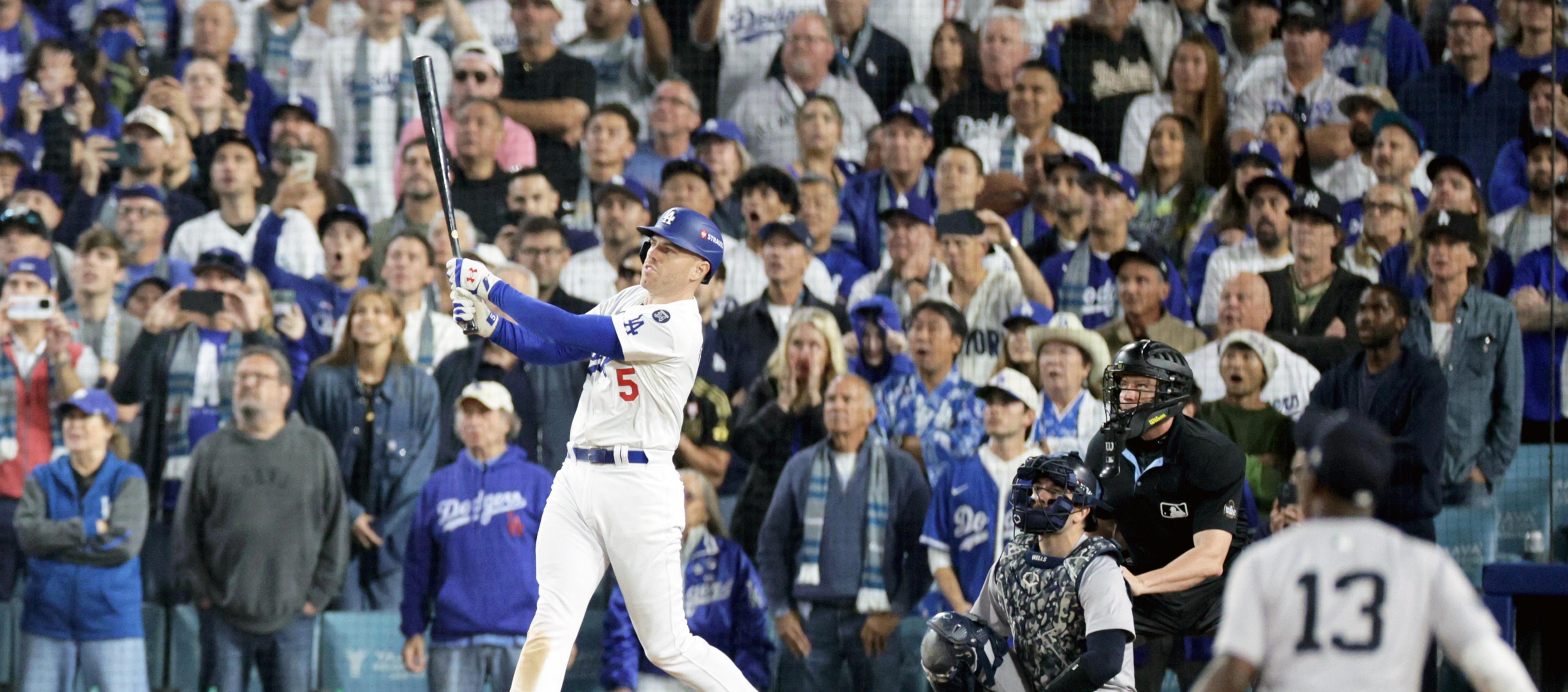 Freddie Freeman sigue la trayectoria de la pelota que terminó en las gradas del Dodger Stadium. 