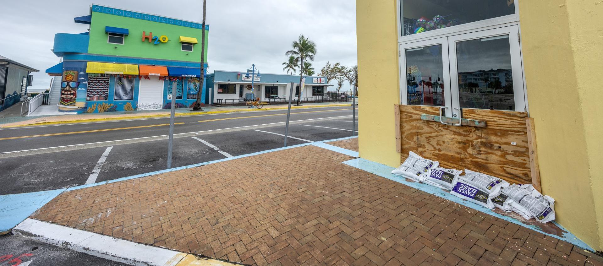Viviendas y restaurantes refuerzan la seguridad ante llegada del huracán.