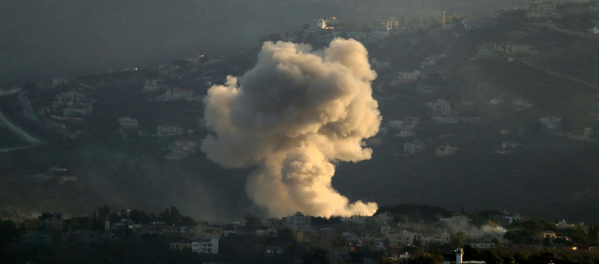 Columna de humo tras un ataque israelí en la villa de Kafr Kila, en el sur del Líbano