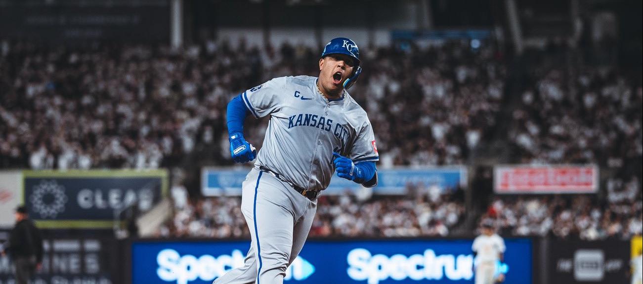 Salvador Pérez rumbo al plato tras batear jonrón en la cuarta entrada. 