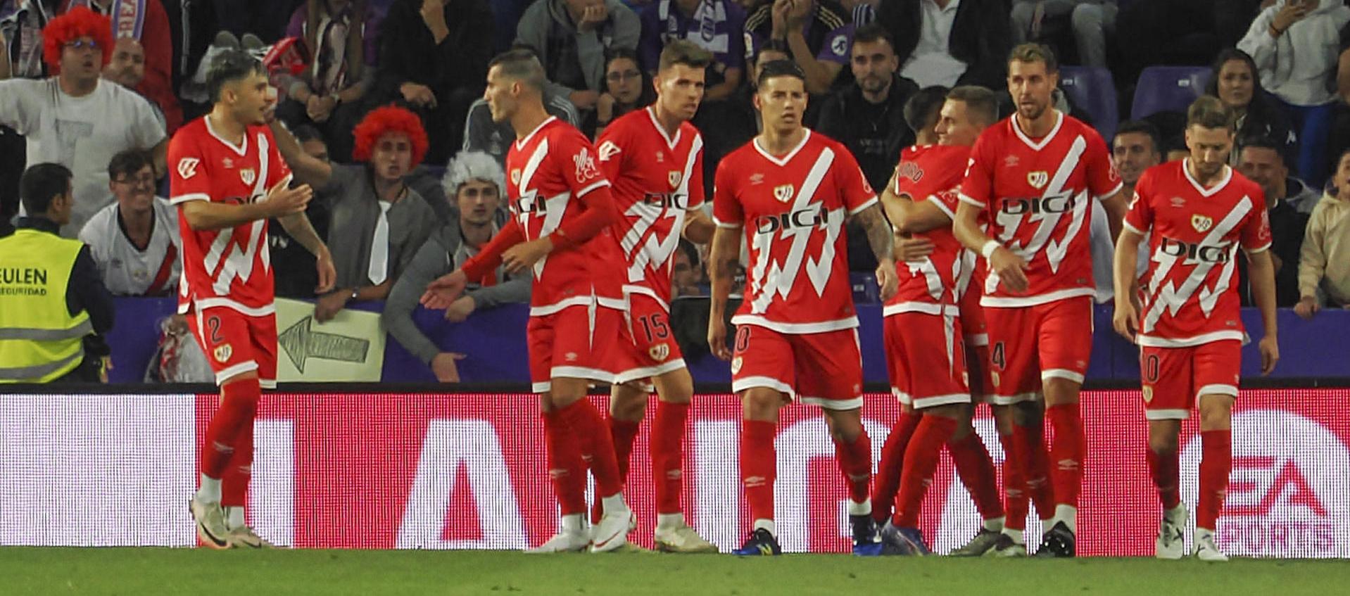 James Rodríguez junto a sus compañeros en la celebración del segundo gol.