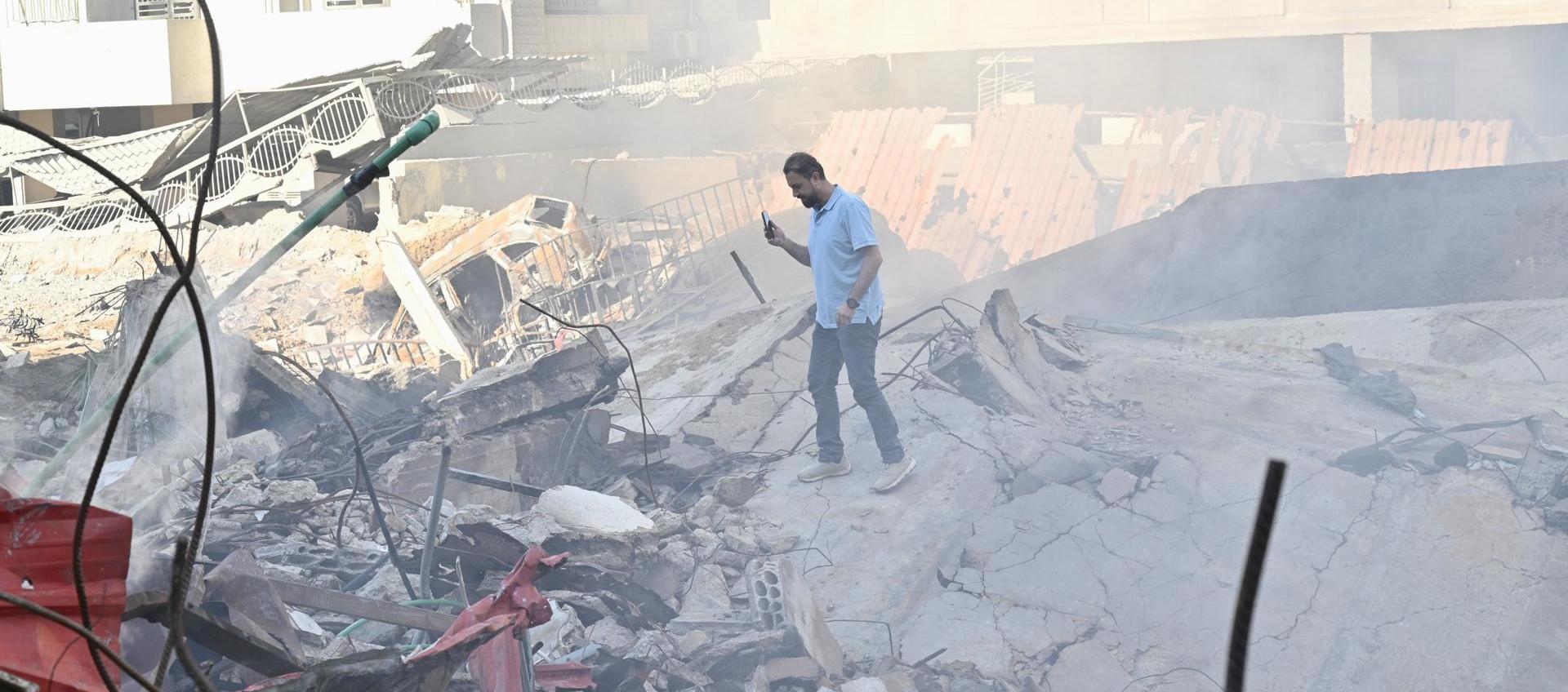 Un hombre camina sobre los escombros en el barrio Haret Hreik en Beirut, en el Líbano.